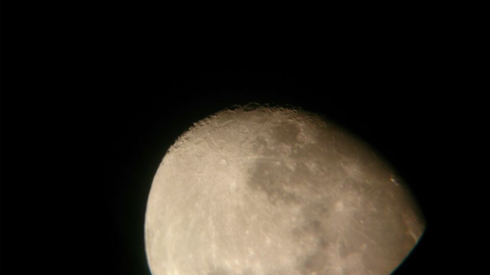 天文望远镜中的月亮