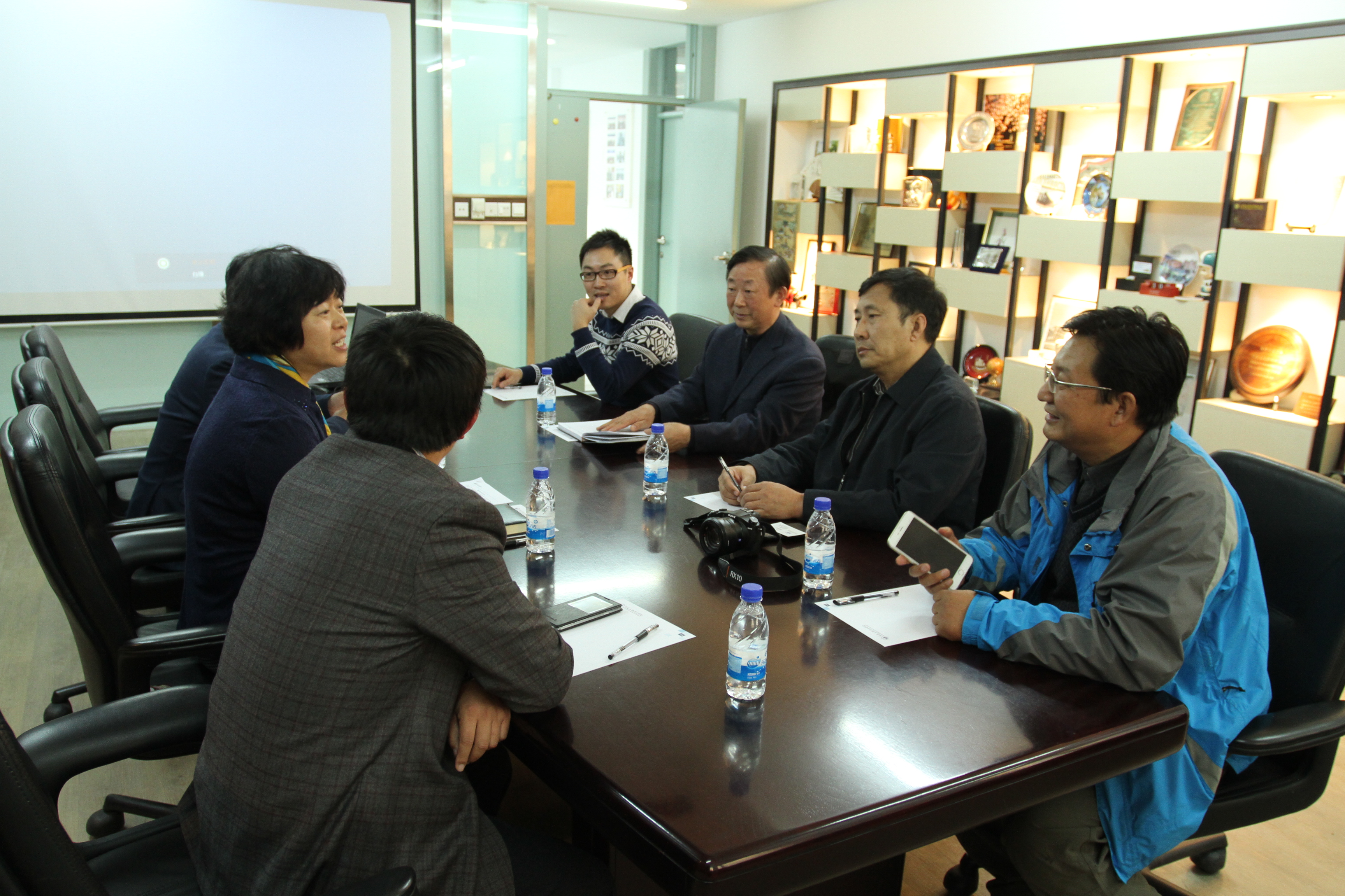 国际教育学院院长杨璐老师与来访嘉宾座谈交流