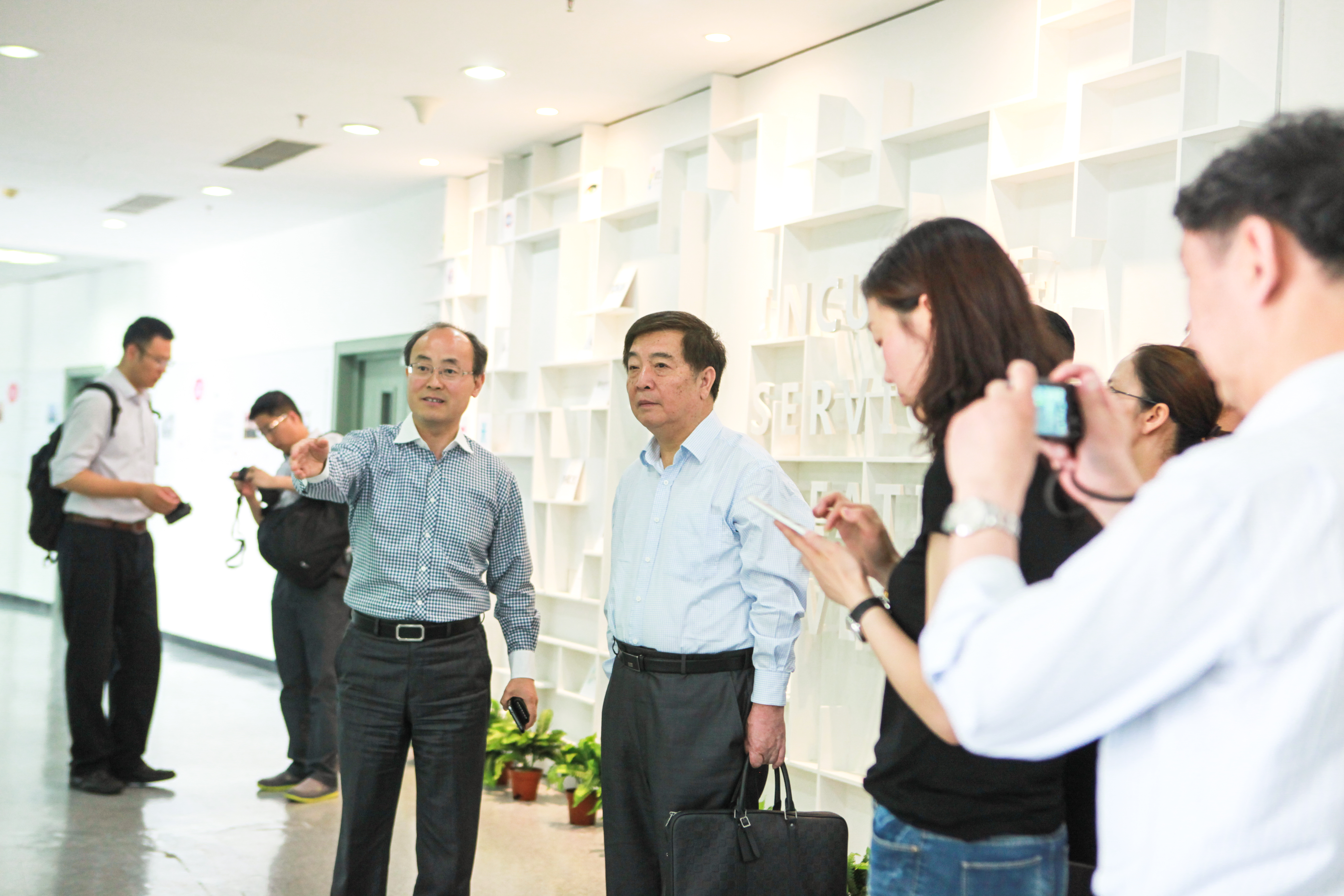 1温涛校长陪同来访嘉宾参观大学生创业中心（SOVO）