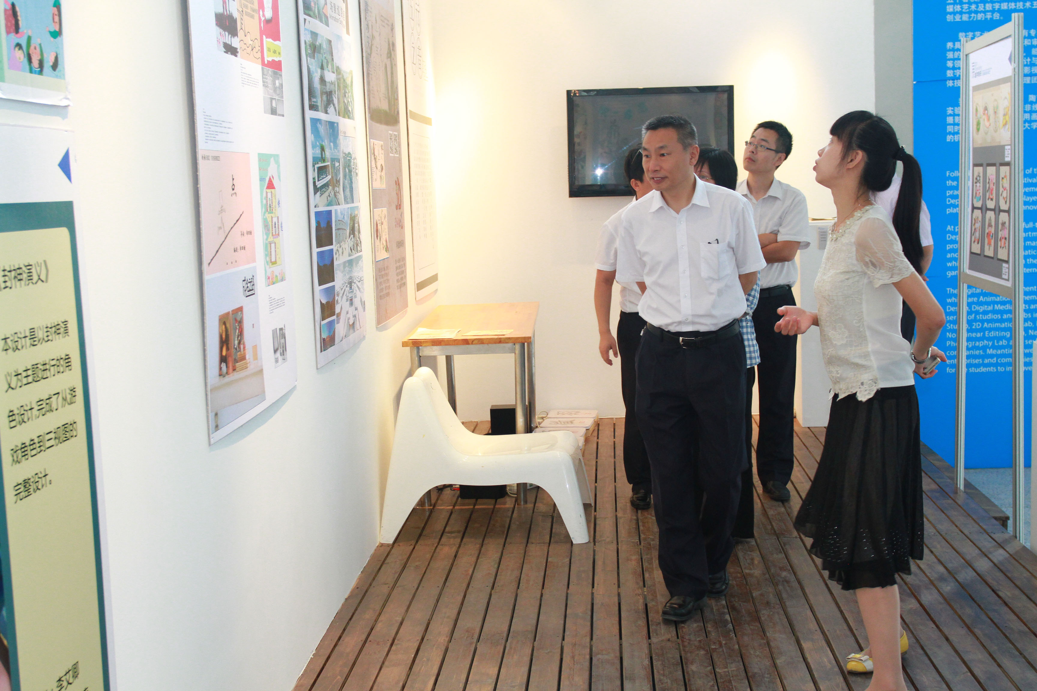 来宾参观数字艺术系学生作品展