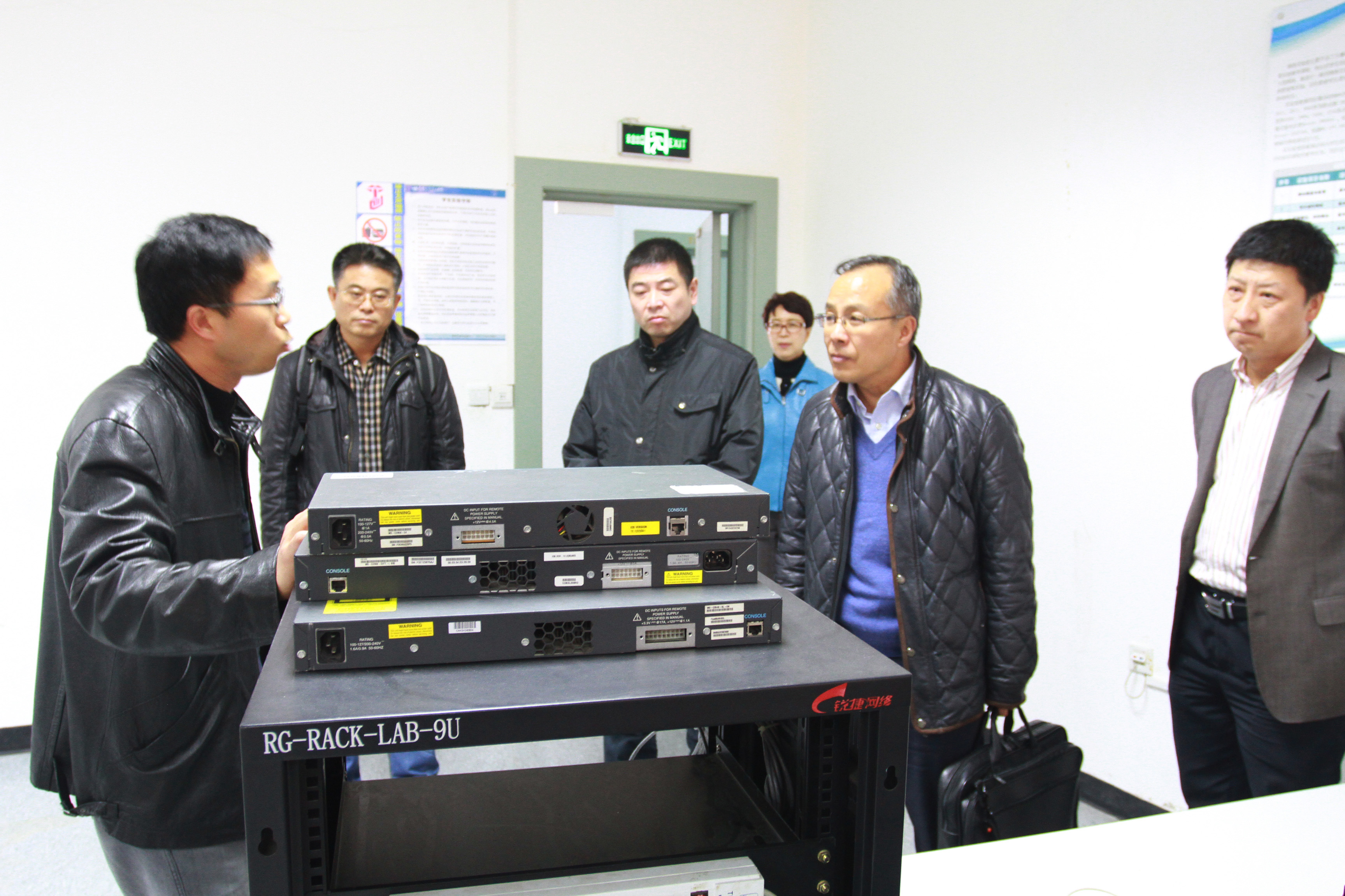 教学支持与实验中心副主任张志亮带领来访专家参观实验室