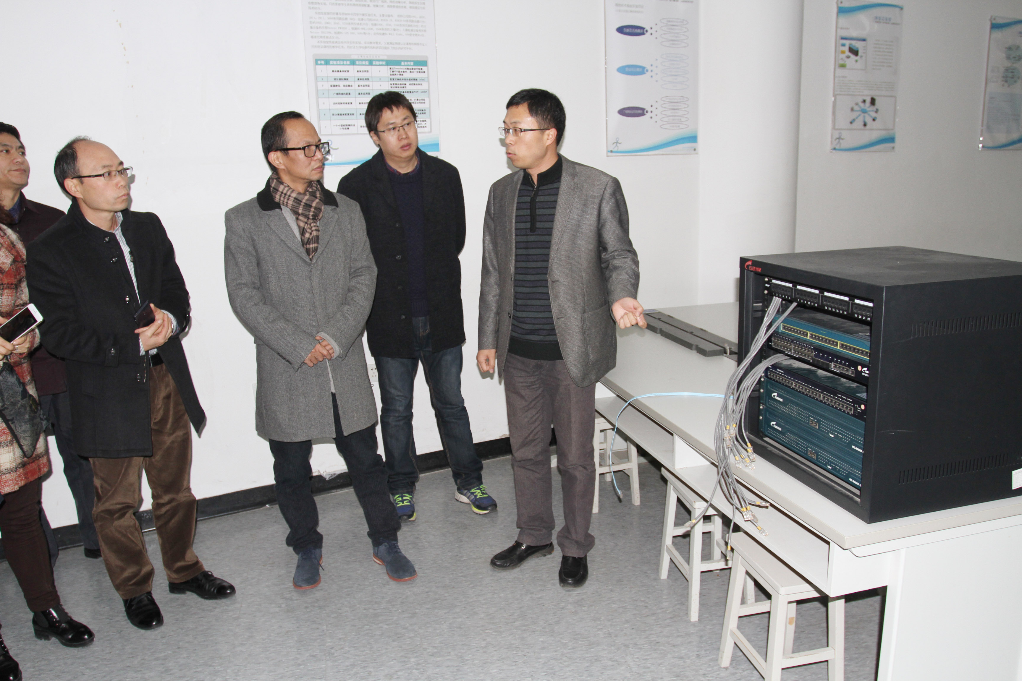 教学支持与实验中心副主任张志亮为来访嘉宾介绍实验室情况
