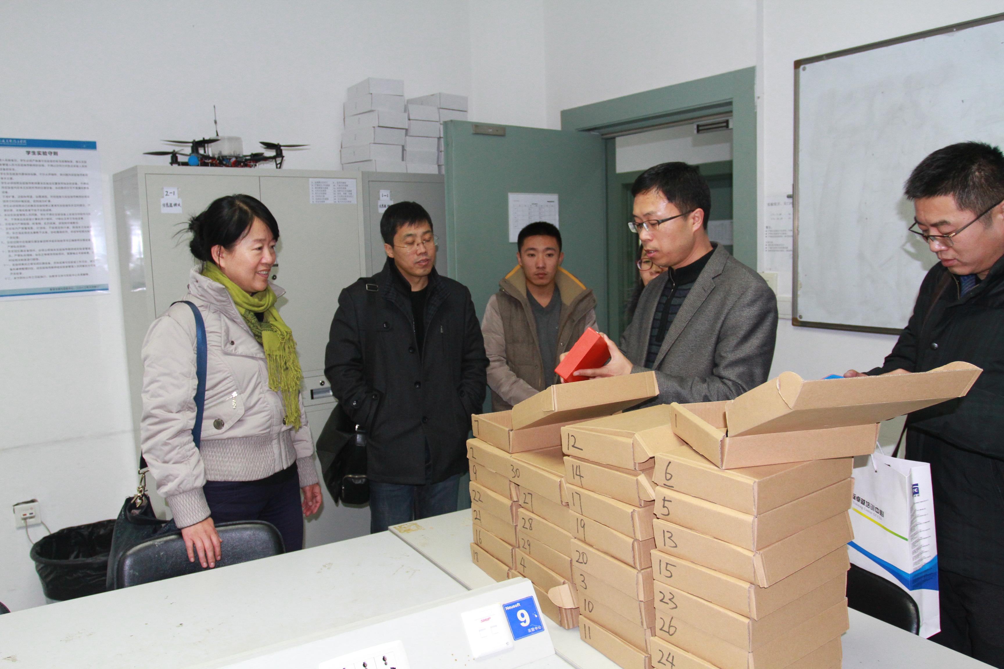 教学支持与实验中心副主任张志亮带领来访嘉宾参观实验室
