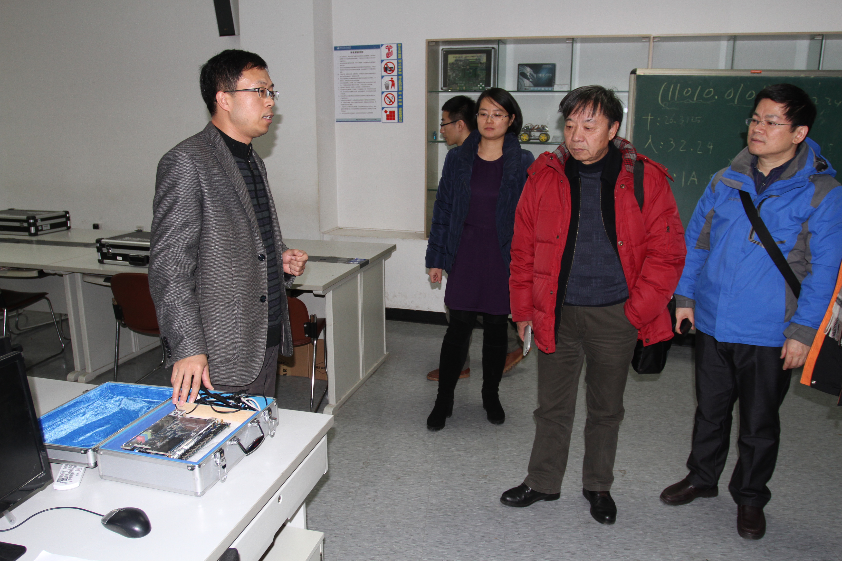 教学支持与实验中心副主任张志亮带领嘉宾参观实验室