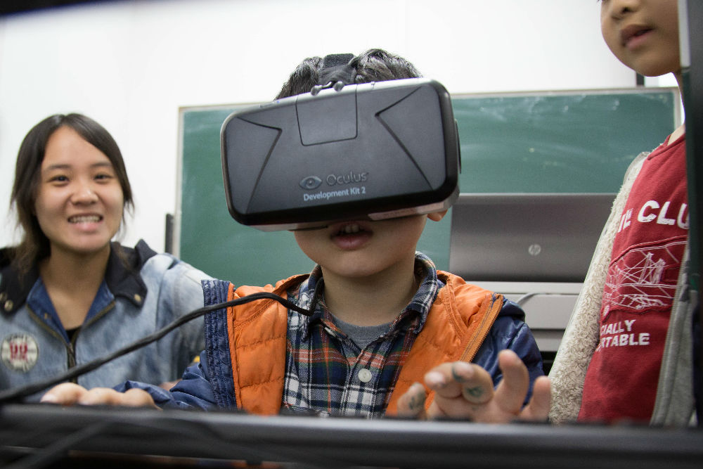 “东软二代”做客东软校园体验虚拟现实