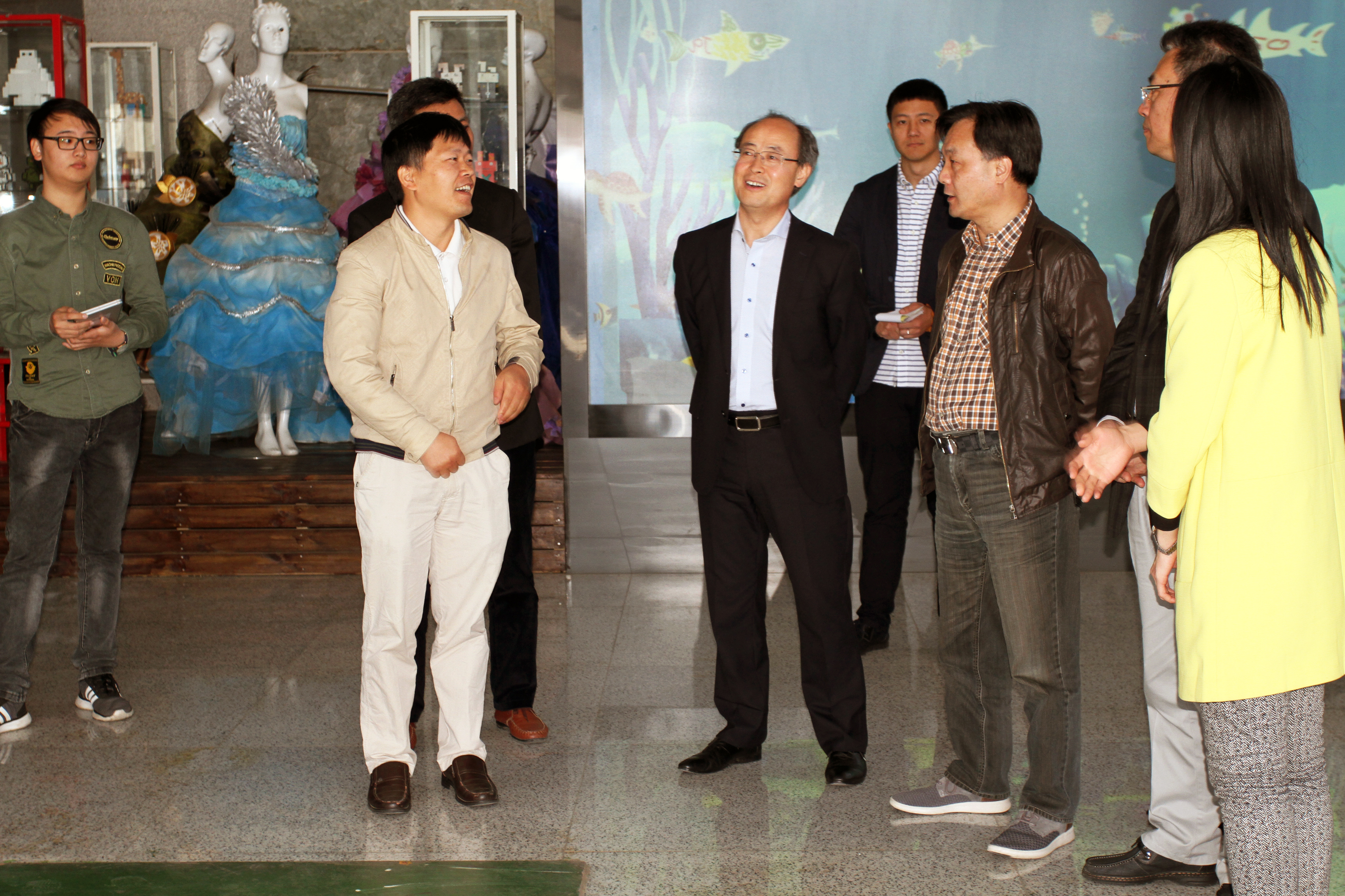 数字艺术系主任余庆军带领来访嘉宾参观数字春天学生艺术创作作品展