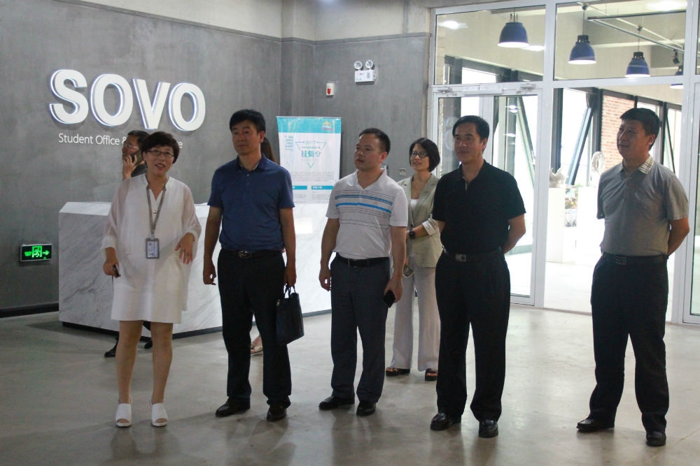 创新创业学院院长邓珊陪同来访领导参观大学生创业中心（SOVO）