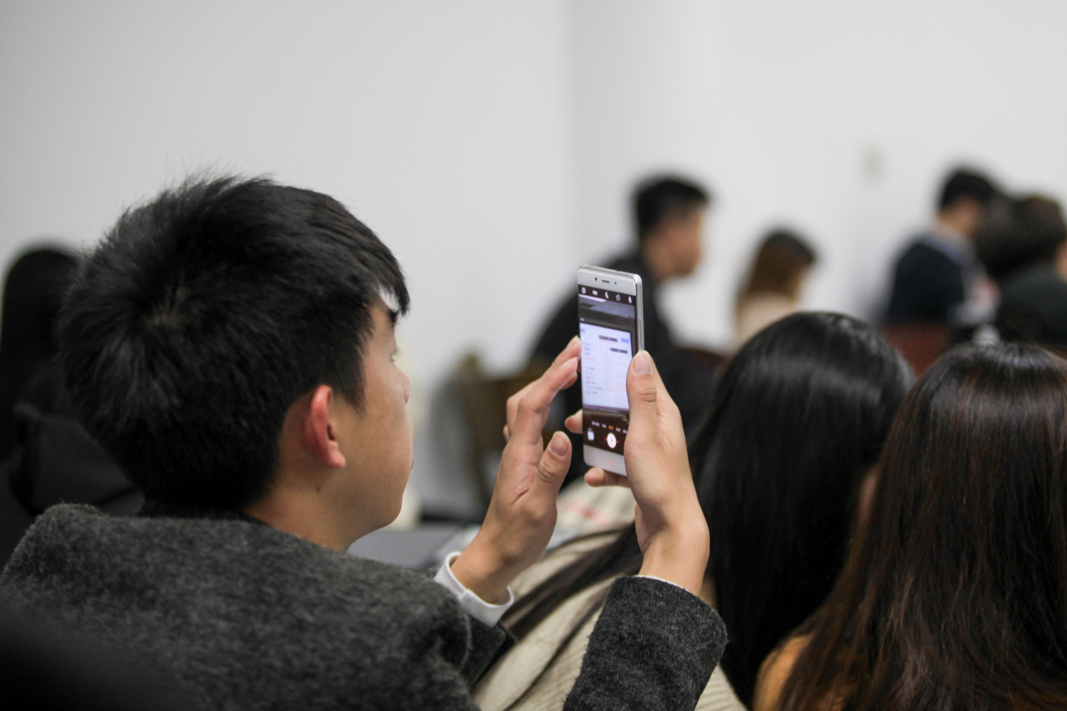 4 一名学生用手机拍照记录讲座内容 李超 摄