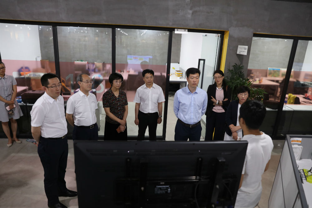 李海副司长、花蕾副厅长一行观看学生创业团队项目演示