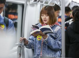 Discover the Beauty of Reading with DNUIers in the Spring Subway