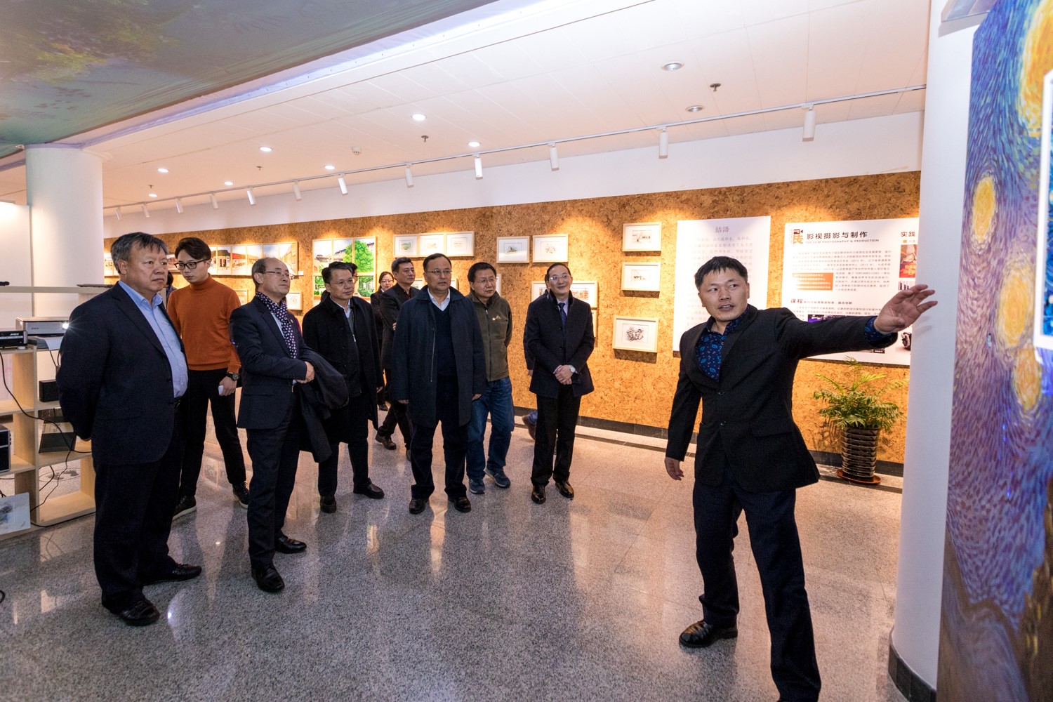 The guests visit the School of Digital Arts and Design.