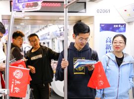 School of Computer and Software Carried out “Reading FlashMob” Activity in the Subway