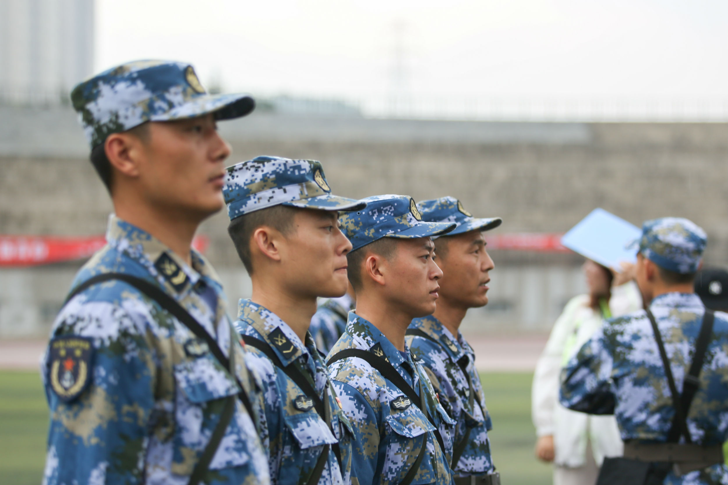 参训教官认真听取会议发言