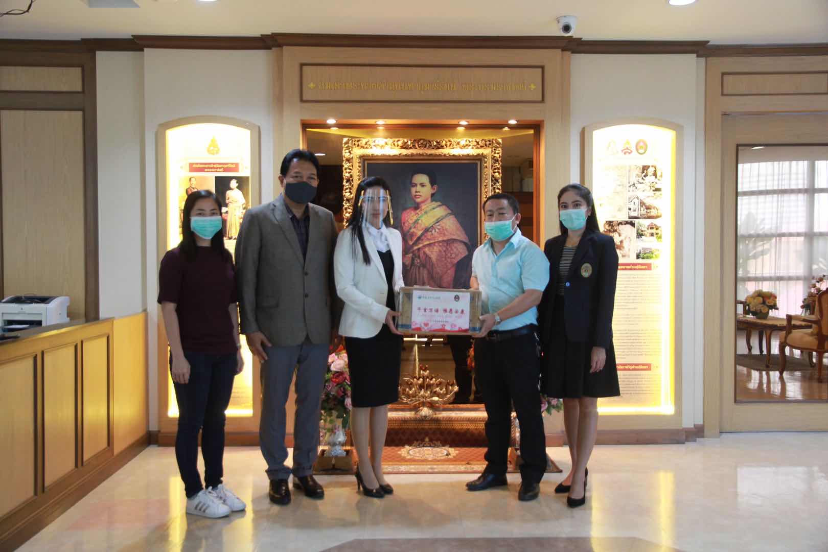 3-泰国宣素那他皇家大学收到口罩时的纪念留影