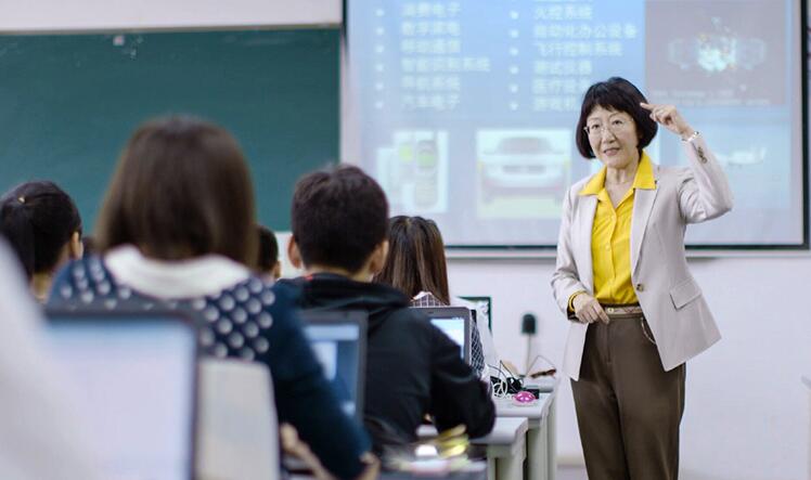 【中国教育在线】看学校关键还是看老师，为何大连东软信息学院教师发展指数排在全国民办高校第一名？