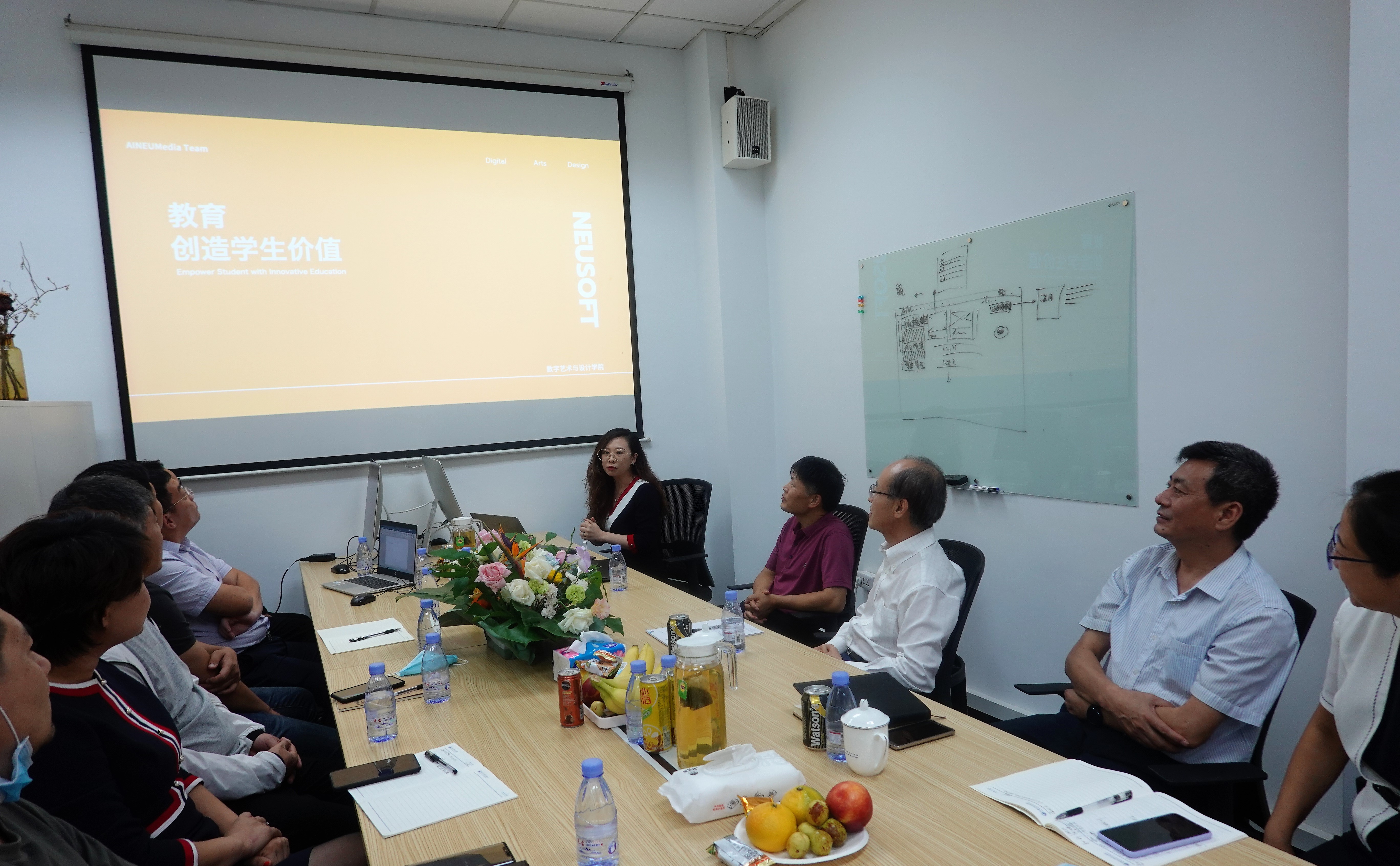 党委书记、校长温涛与数字艺术与设计学院教师代表座谈     校长办公室 于航拍摄 (1)